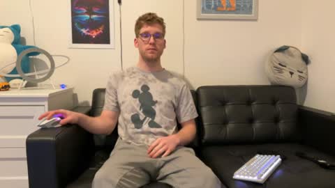 Snapshot of blueeyedtallguy chatting on December 30, 7:04 am blueeyedtallguy online show from December 30, 7:04 am