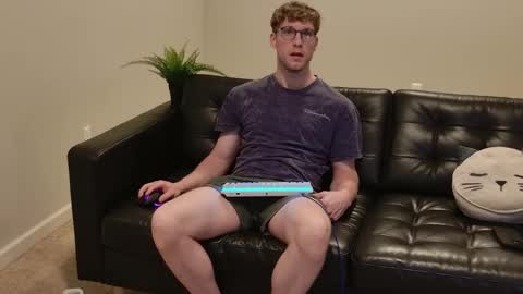 Snapshot of blueeyedtallguy chatting on September 14, 2:35 am blueeyedtallguy online show from September 14, 2:35 am