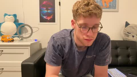 Snapshot of blueeyedtallguy chatting on December 18, 2:42 am blueeyedtallguy online show from December 18, 2:42 am