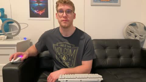 Snapshot of blueeyedtallguy chatting on December 22, 1:12 am blueeyedtallguy online show from December 22, 1:12 am