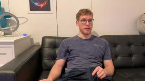 Snapshot of blueeyedtallguy chatting on December 25, 10:59 pm blueeyedtallguy online show from December 25, 10:59 pm