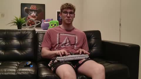 Snapshot of blueeyedtallguy chatting on October 2, 1:42 am blueeyedtallguy online show from October 2, 1:42 am