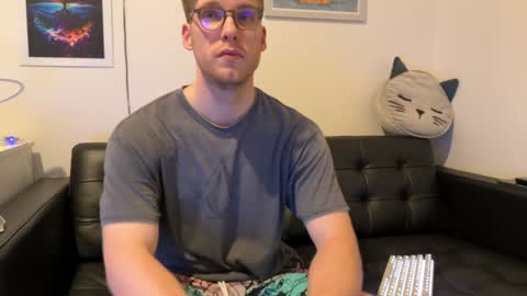 Snapshot of blueeyedtallguy chatting on December 23, 2:02 am blueeyedtallguy online show from December 23, 2:02 am