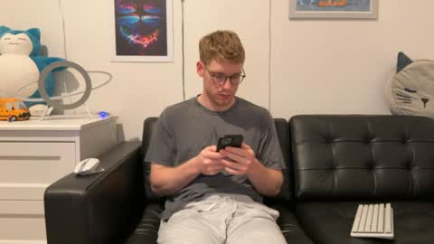 Snapshot of blueeyedtallguy chatting on December 16, 4:23 am blueeyedtallguy online show from December 16, 4:23 am