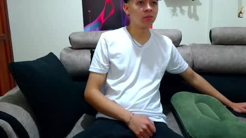 Snapshot of bluewolf247 chatting on October 16, 3:53 pm bluewolf247 online show from October 16, 3:53 pm