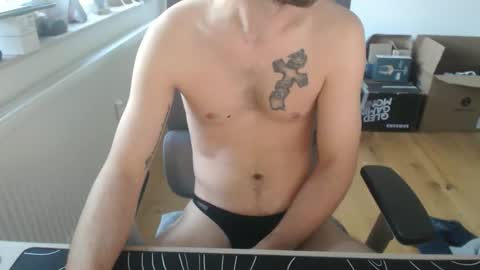 boy_t0y89 online show from April 16, 8:03 am