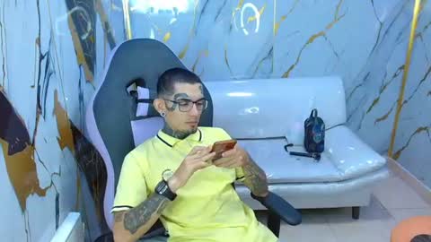 boy_tatto77 online show from June 30, 12:44 am
