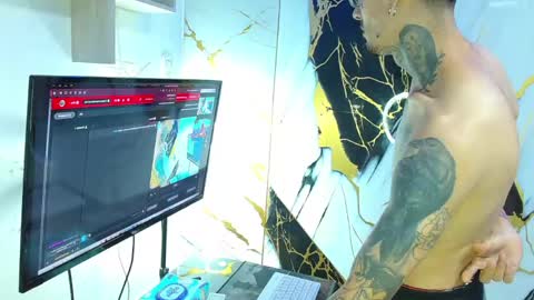 boy_tatto77 online show from April 25, 12:41 pm