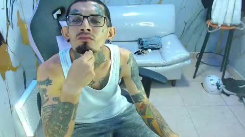 boy_tatto77 online show from April 25, 1:41 pm