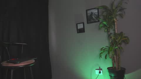 Snapshot of boyc02_ chatting on December 13, 1:12 pm boyc02_ online show from December 13, 1:12 pm