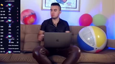 Snapshot of bradleycolton chatting on December 3, 12:49 pm Bradley Colton Independ Model online show from December 3, 12:49 pm
