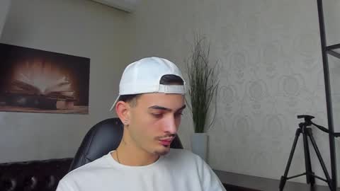 Snapshot of brandontatex chatting on December 18, 12:29 pm BrandonTateX online show from December 18, 12:29 pm