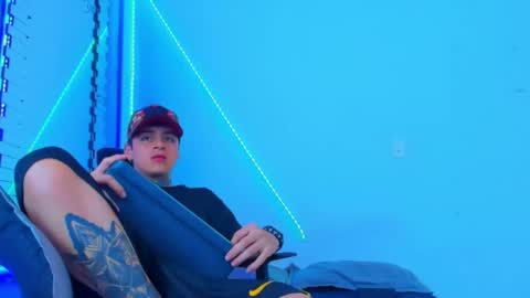 Snapshot of bruno_wild chatting on October 15, 4:20 am Bruno wild online show from October 15, 4:20 am