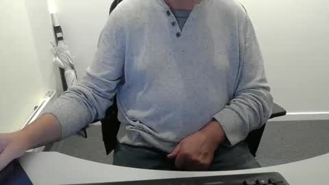 Snapshot of buggemann chatting on October 9, 3:33 am buggemann online show from October 9, 3:33 am