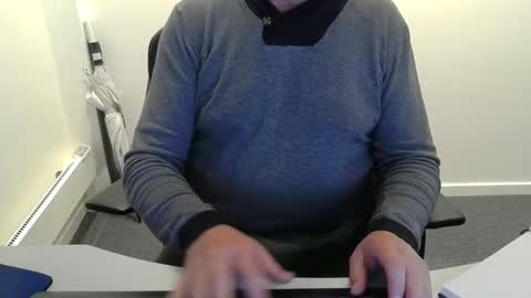 Snapshot of buggemann chatting on October 15, 4:09 am buggemann online show from October 15, 4:09 am