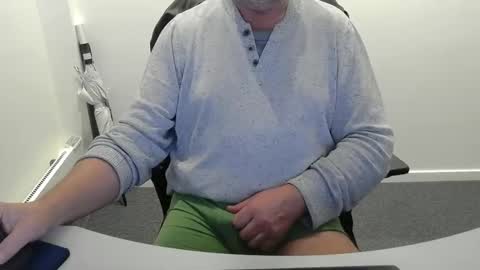 Snapshot of buggemann chatting on October 24, 3:30 am buggemann online show from October 24, 3:30 am