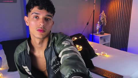 Snapshot of busterspinter chatting on December 13, 6:53 am Buster independent model online show from December 13, 6:53 am