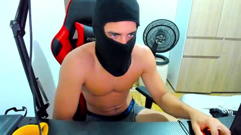 Snapshot of calihotcaliente27 chatting on February 5, 1:33 pm calihotcaliente27 online show from February 5, 1:33 pm