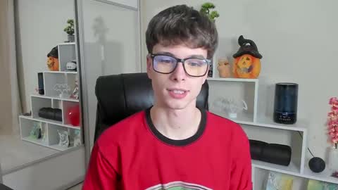 Snapshot of calvin_loves_you chatting on February 21, 7:10 pm Hey I am Calvin online show from February 21, 7:10 pm