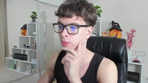 Snapshot of calvin_loves_you chatting on January 26, 7:09 pm Hey I am Calvin online show from January 26, 7:09 pm