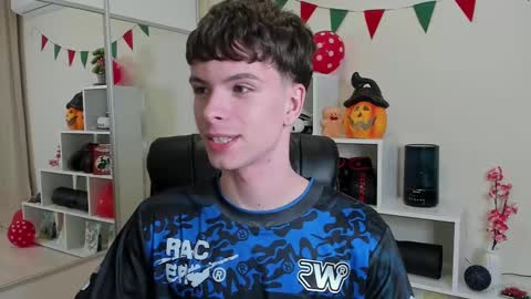 Snapshot of calvin_loves_you chatting on March 9, 7:05 pm Hey I am Calvin online show from March 9, 7:05 pm