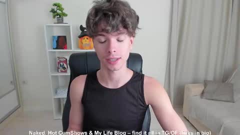 Snapshot of calvin_loves_you chatting on September 10, 6:17 pm Hey I am Calvin online show from September 10, 6:17 pm