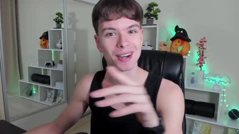 Snapshot of calvin_loves_you chatting on January 11, 7:05 pm Hey I am Calvin online show from January 11, 7:05 pm