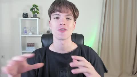 Snapshot of calvin_loves_you chatting on December 4, 7:12 pm Hey I am Calvin online show from December 4, 7:12 pm