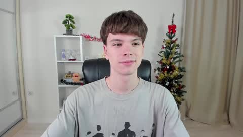 Snapshot of calvin_loves_you chatting on January 4, 7:02 pm Hey I am Calvin online show from January 4, 7:02 pm