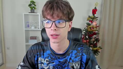 Snapshot of calvin_loves_you chatting on December 14, 7:14 pm Hey I am Calvin online show from December 14, 7:14 pm