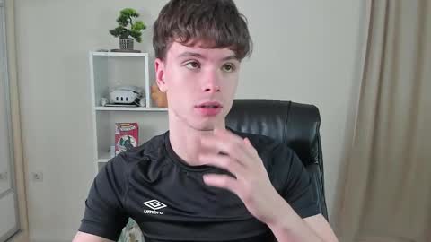 Snapshot of calvin_loves_you chatting on February 9, 7:09 pm Hey I am Calvin online show from February 9, 7:09 pm