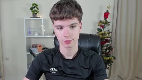 Snapshot of calvin_loves_you chatting on December 17, 7:04 pm Hey I am Calvin online show from December 17, 7:04 pm