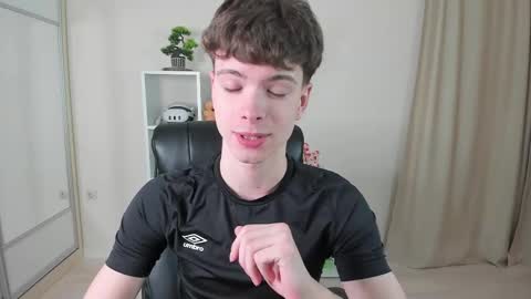 Snapshot of calvin_loves_you chatting on February 22, 7:10 pm Hey I am Calvin online show from February 22, 7:10 pm