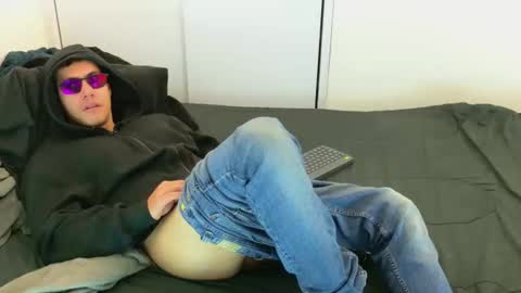 Snapshot of camara110 chatting on October 25, 2:35 am camara110 online show from October 25, 2:35 am