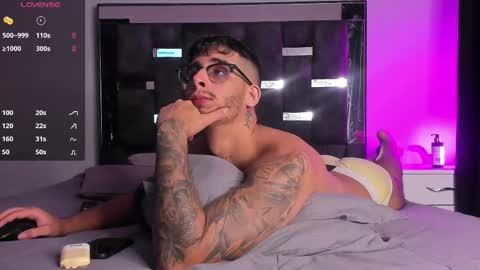 Snapshot of camilo_ospina_ chatting on February 24, 4:05 am INDEPENDENT MODEL online show from February 24, 4:05 am
