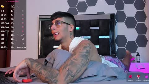 Snapshot of camilo_ospina_ chatting on February 6, 2:44 am INDEPENDENT MODEL online show from February 6, 2:44 am