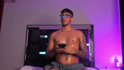 Snapshot of camilo_ospina_ chatting on March 7, 5:51 am INDEPENDENT MODEL online show from March 7, 5:51 am