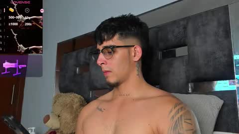 Snapshot of camilo_ospina_ chatting on September 15, 4:25 am INDEPENDENT MODEL online show from September 15, 4:25 am