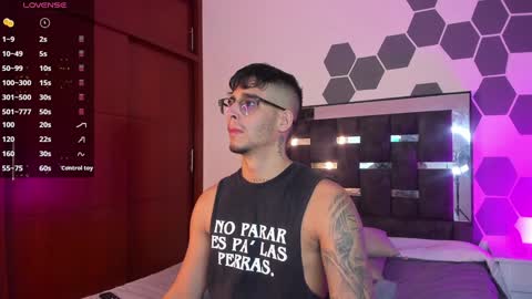 Snapshot of camilo_ospina_ chatting on February 8, 11:24 pm INDEPENDENT MODEL online show from February 8, 11:24 pm