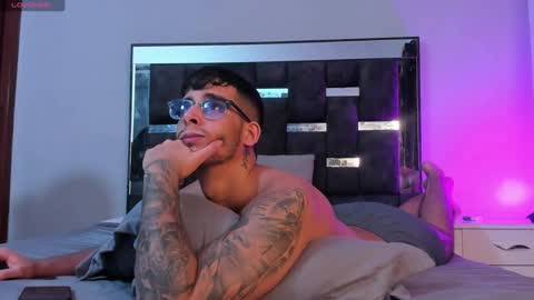 Snapshot of camilo_ospina_ chatting on March 5, 10:01 pm INDEPENDENT MODEL online show from March 5, 10:01 pm