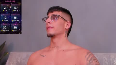 Snapshot of camilo_ospina_ chatting on December 10, 3:52 am INDEPENDENT MODEL online show from December 10, 3:52 am