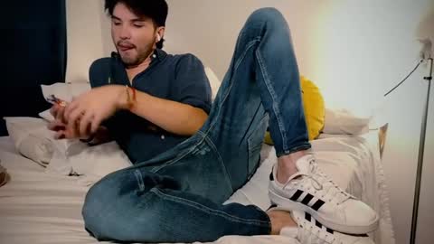 Snapshot of camilosaennz chatting on February 2, 12:51 am camilo online show from February 2, 12:51 am