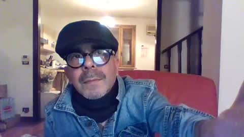 Snapshot of camomilla72 chatting on March 9, 12:31 am Cristian online show from March 9, 12:31 am