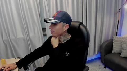 charlie_foxie online show from April 21, 3:45 am