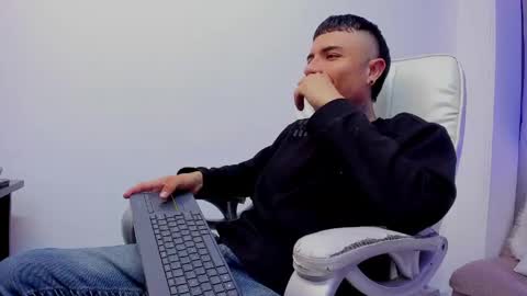 charlie_foxie online show from April 15, 2:11 am