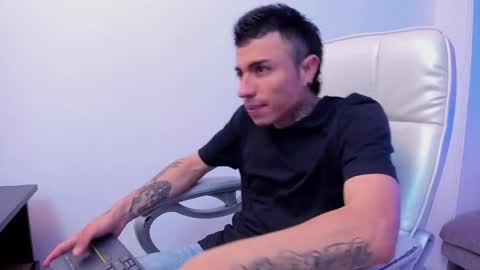 charlie_foxie online show from April 14, 2:11 am