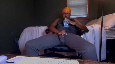 Que online show from June 9, 10:22 pm