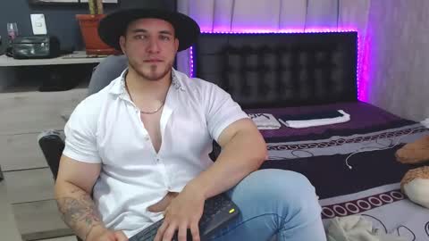 chris_huntter online show from March 6, 6:59 pm