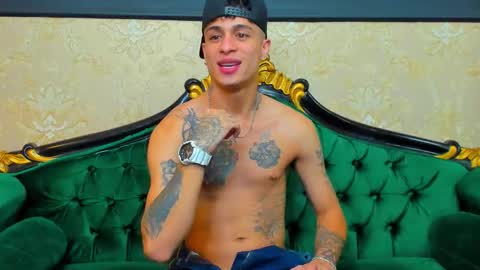 Snapshot of chrismckay_ chatting on October 16, 11:51 am Chris online show from October 16, 11:51 am