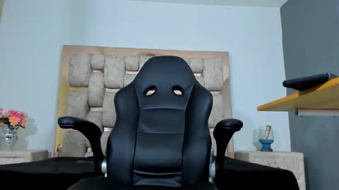 chrissevanss online show from February 12, 8:59 pm